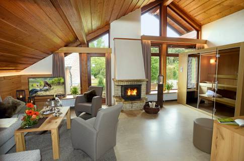 Wohnzimmer Spa Suite mit Kamin und Sauna im Wellnesshotel im Schwarzwald