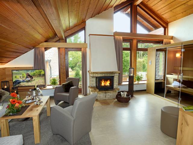 Wohnzimmer Spa Suite mit Kamin und Sauna im Wellnesshotel im Schwarzwald